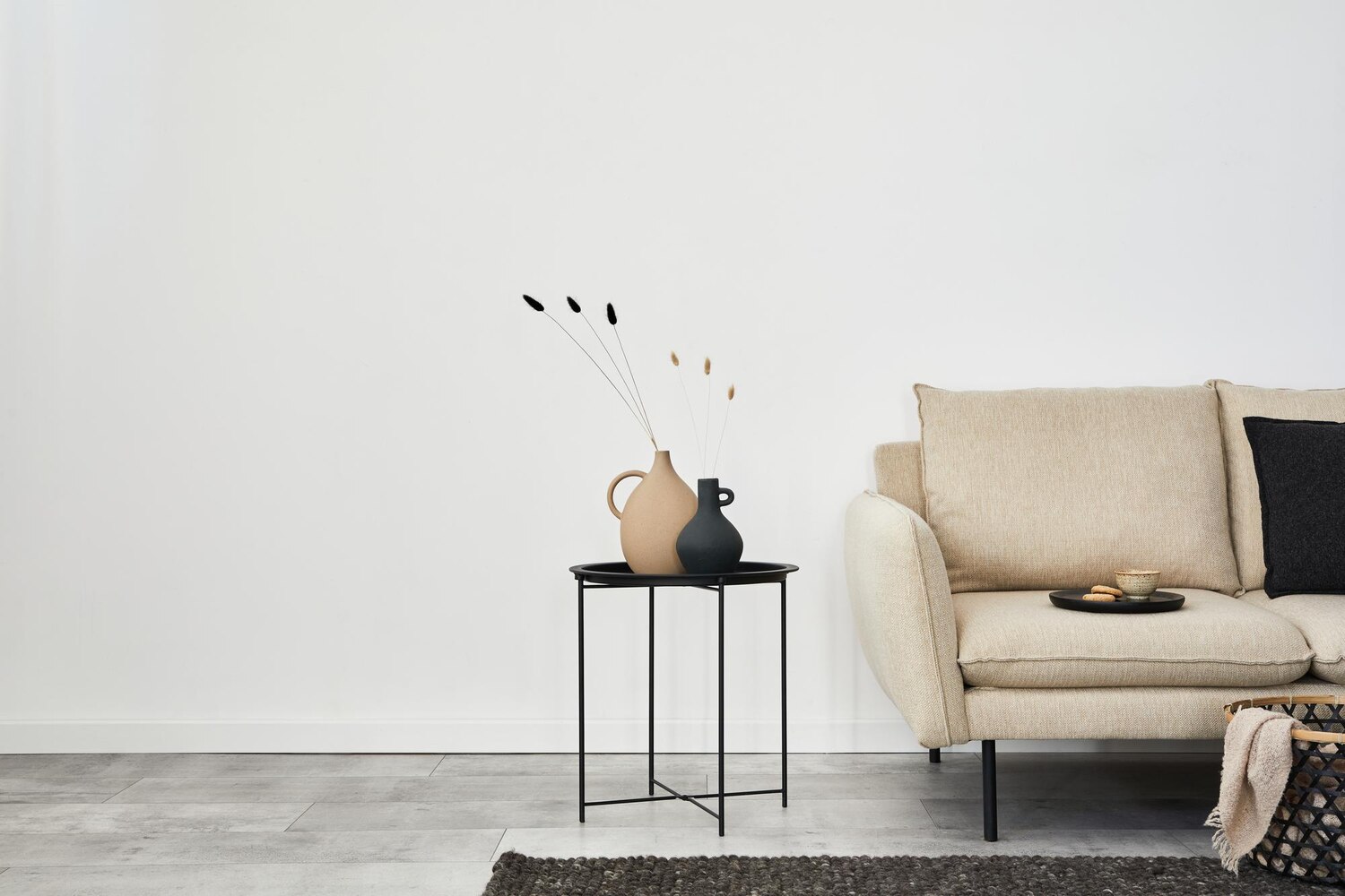 Minimalismus im Wohnzimmer – wie man ein funktionales Interieur ohne Übermaß gestaltet?