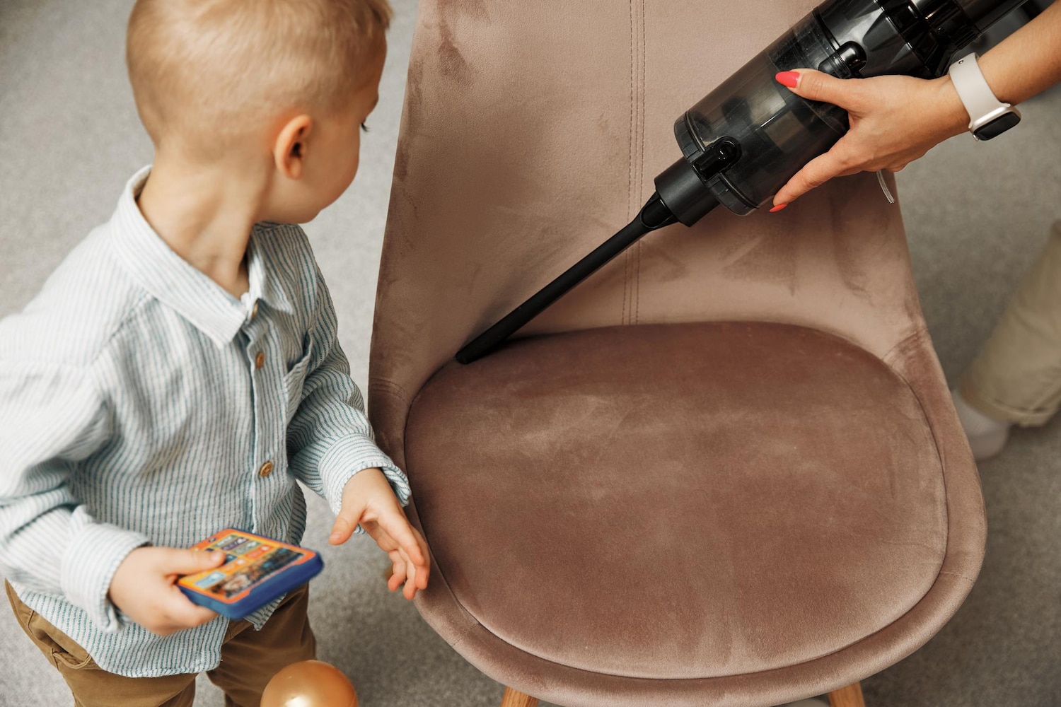 Wie entfernt man Filzstiftspuren von Kindermöbeln?