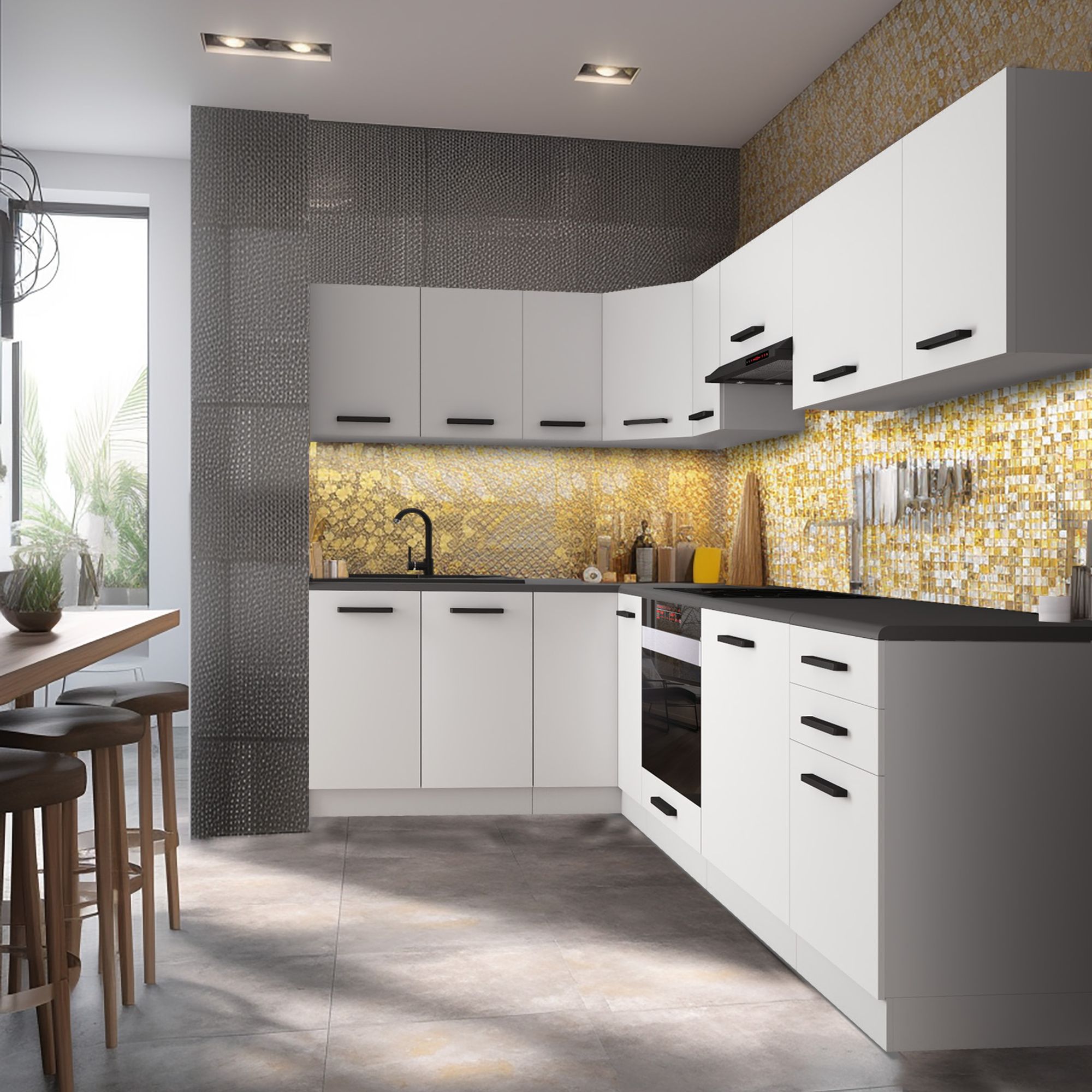 Küche mit goldener Mosaikwand und weißen Schränken