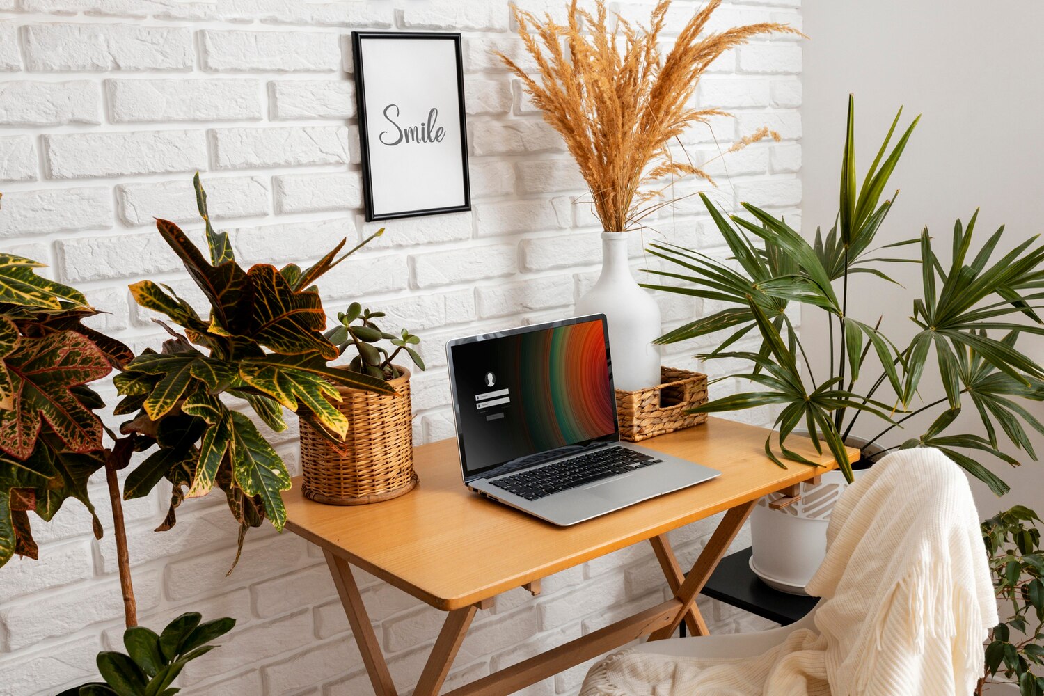 Wie richtet man eine funktionale Arbeitsecke im Wohnzimmer ein?
