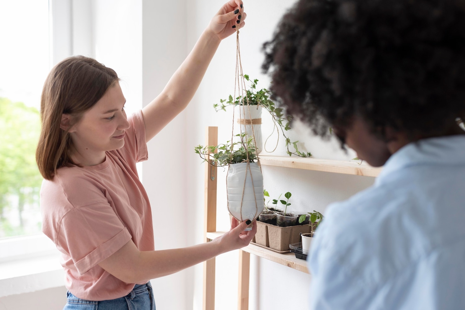 Wie man ein hängendes Regal aus recycelten Materialien herstellt?
