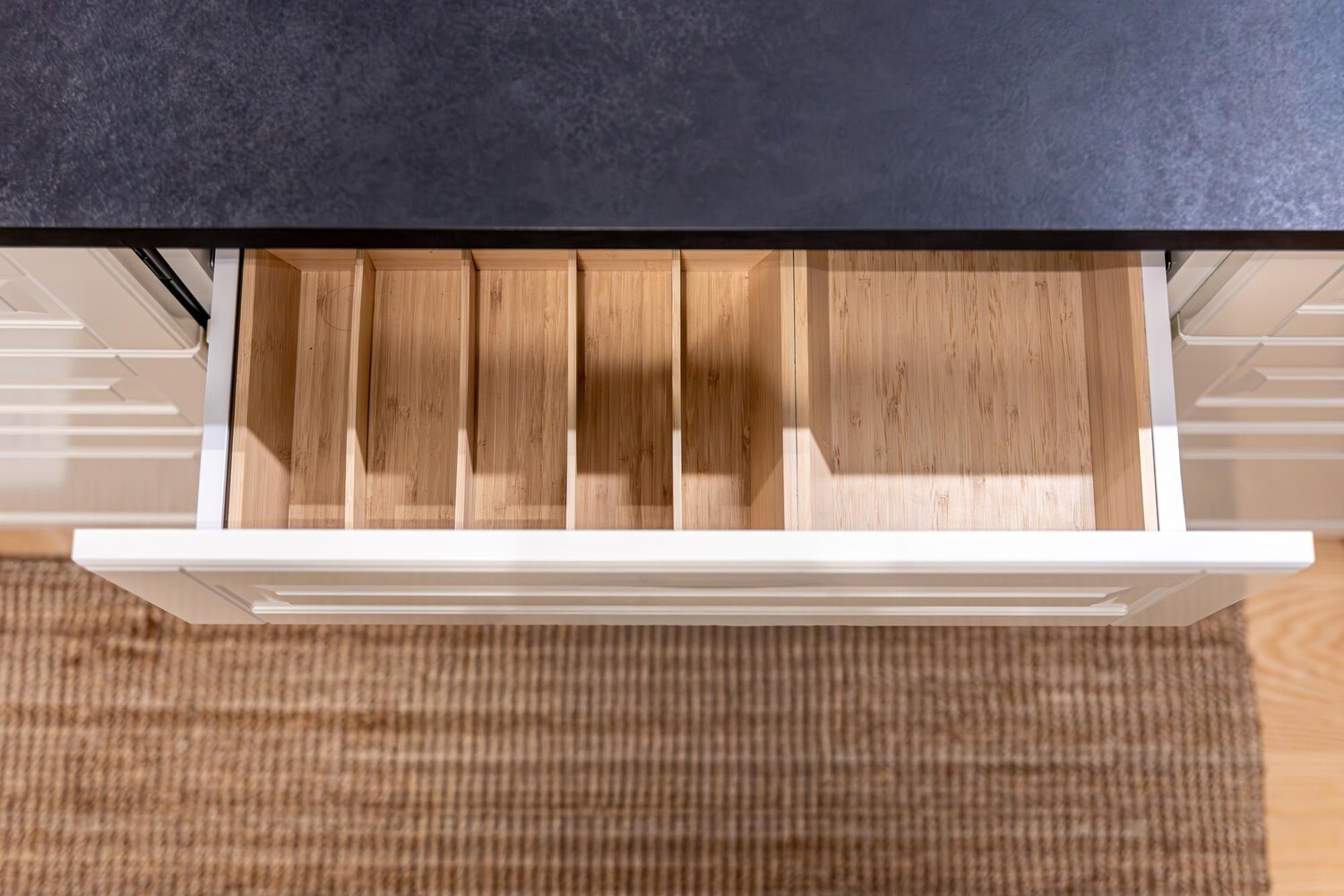 Wie ordnet man den Raum in einem hohen Schrank?