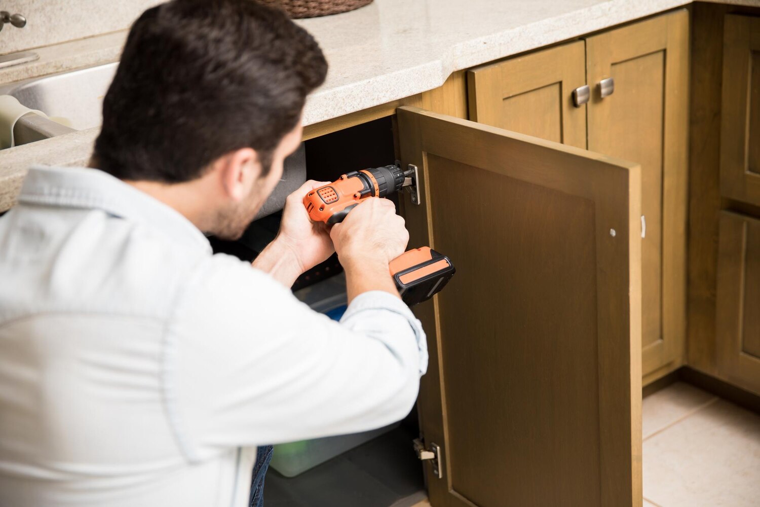 Wie wechselt man ein Scharnier im Schrank selbst?