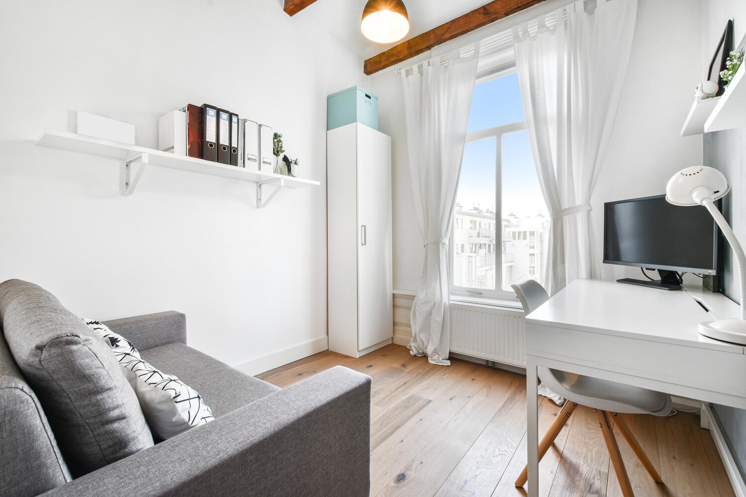 Wie richtet man ein kleines Wohnzimmer mit Schlafbereich ein?